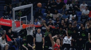 爱游戏app下载-直接上看台！米西贴防迪克暴起大帽扇飞后者上篮